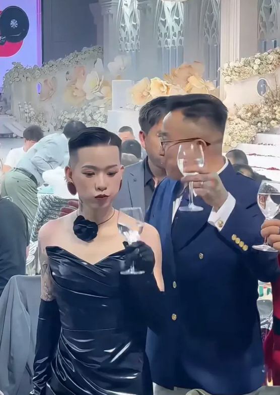 家婆估计头都大了，这媳妇认还是不认好啊。[哭笑不得][哭笑不得][哭笑不得][哭