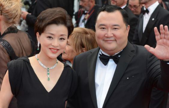 1994年，吴征斥巨资500万买下一艘游艇，将有夫之妇杨澜接到游艇上进行大胆表白