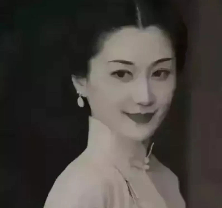 1948年9月9日晨，6个禽兽不如的男人对她实施了数小时的轮奸，史称武汉陈愉案。
