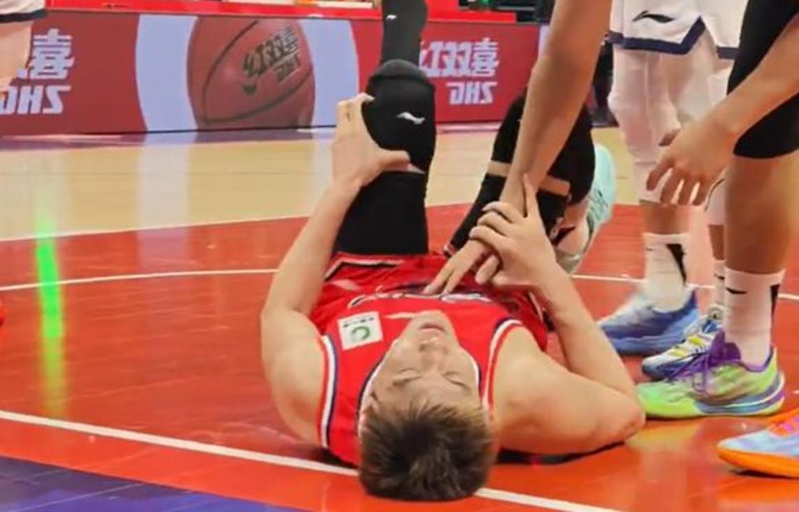 郭艾伦最新伤情出炉！本赛季提前报销，媒体人：可能会提前退役昨晚，CBA常规赛迎