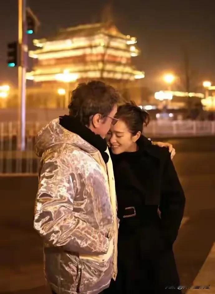 六十岁的巩俐和77岁的法国丈夫街头晒甜蜜。巩俐经历了一任男友张艺谋和一任丈夫