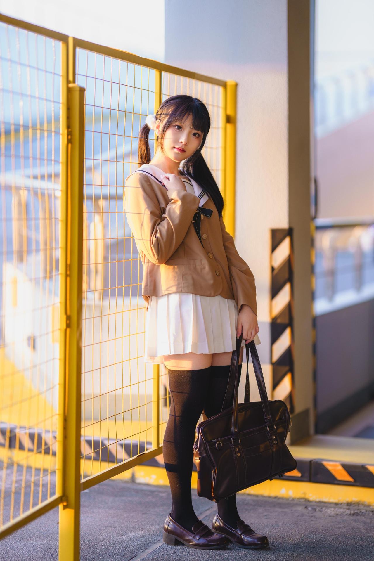 青春洋溢的校园少女，漫步在校园的黄昏中。甜妹