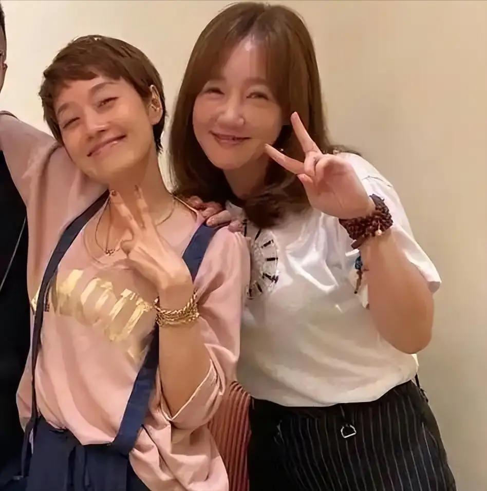 上海戏剧学院迎来了80周年校庆，娱乐圈好多明星都赶来参加。隐退很久的薛佳凝也来了