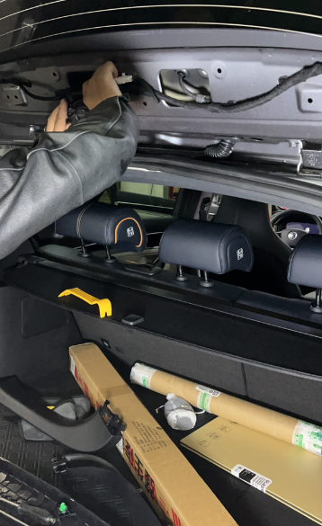 宋plus改装车内流媒体后视镜原车内自动防眩目后视镜，太黑了，晚上看后面路况