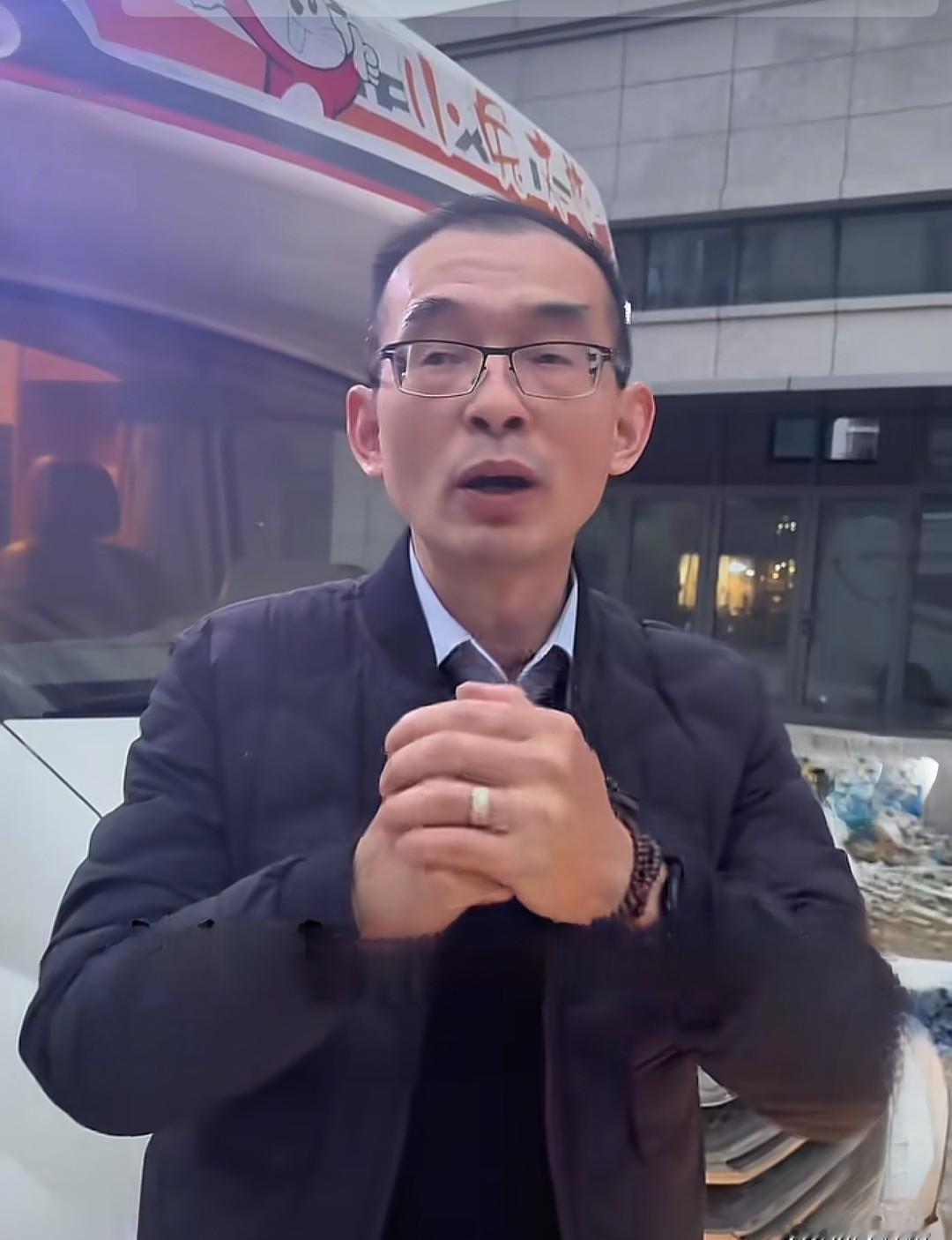 谢岳直播狂赞新欢郑琴，却忘了陪他吃苦20年的前妻许建华。这男人的心，是石头做的