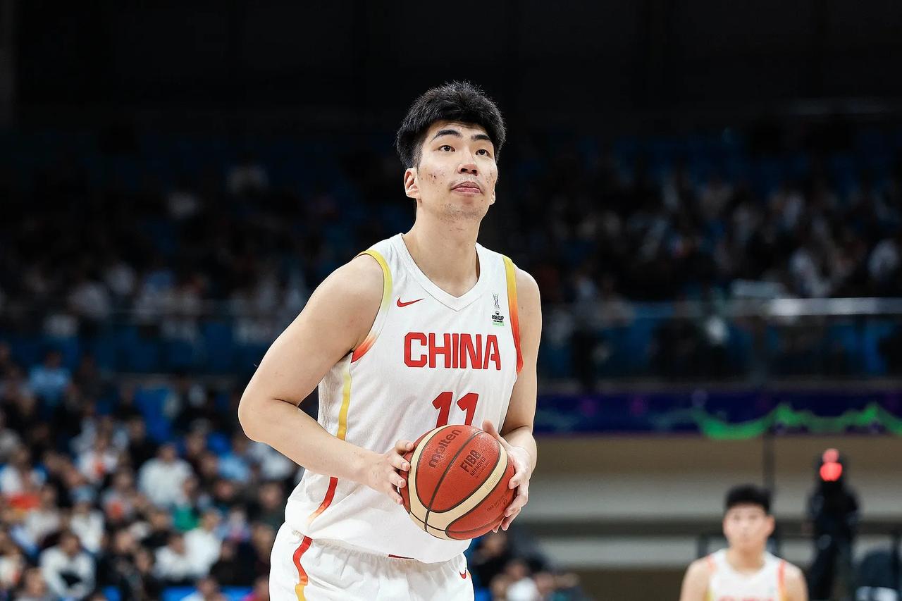 进攻防守都不行，余嘉豪成为中国男篮最大漏洞！约旦男篮在内线身高上明显不如中国