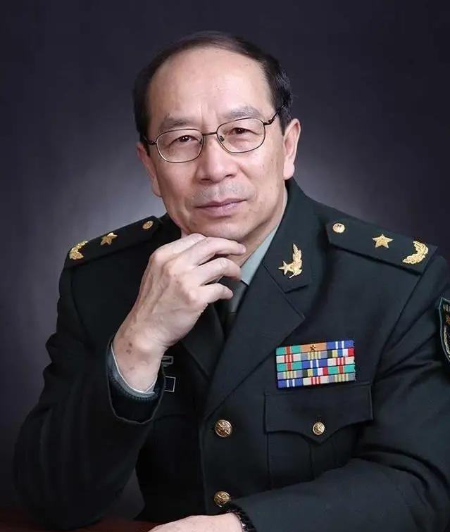 美国记者曾问金一南：“如果把中国2000亿的三峡大坝炸了，中国会怎么办？”金一南