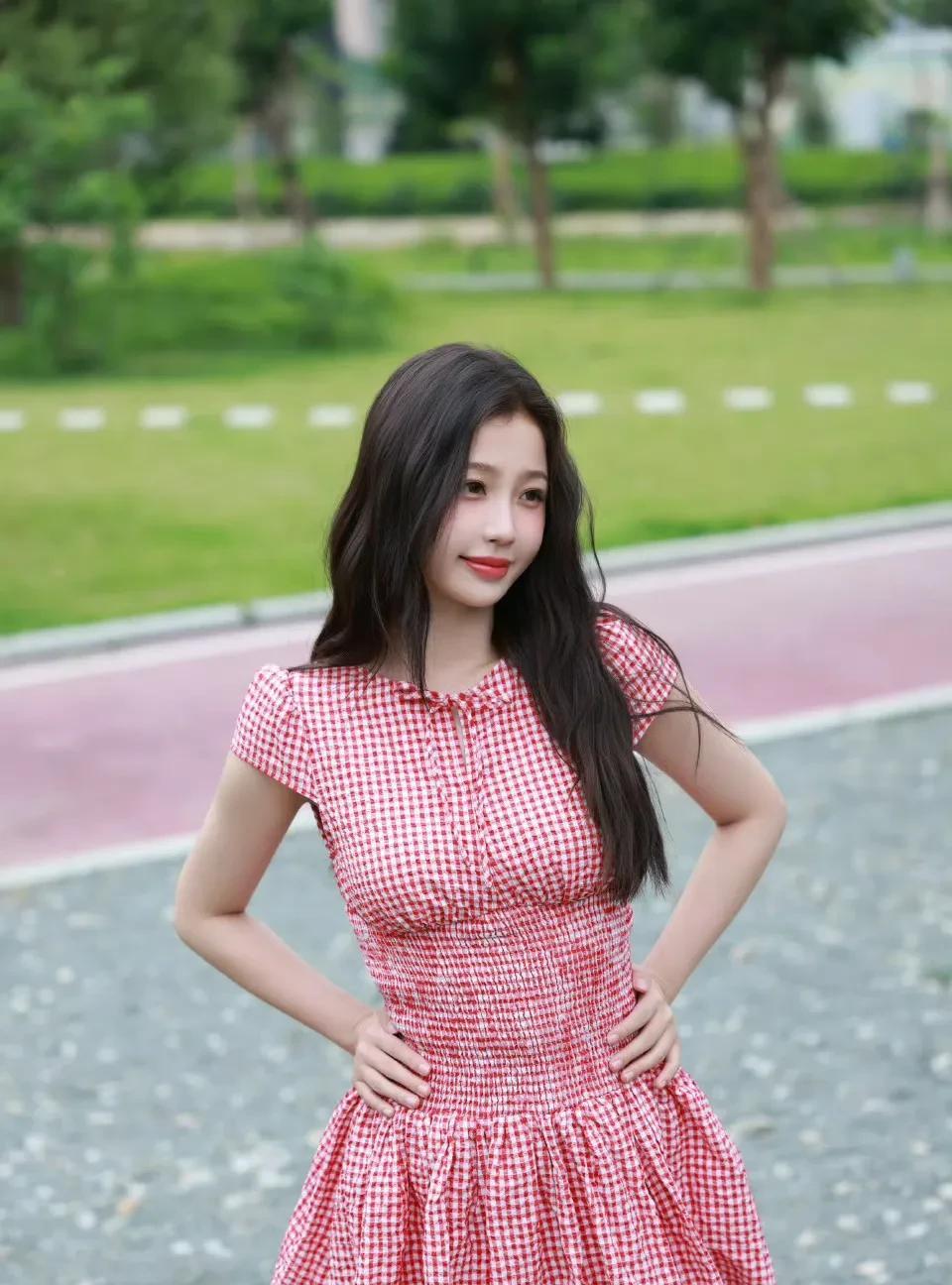 家人们，虞书欣这是直接美出银河系了！黑色露肩裙紧紧贴合身体，将她傲人曲线展现得淋