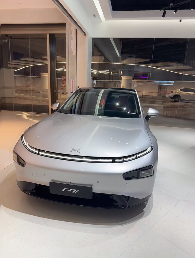 小鹏P7i还值得买吗小鹏P7i的外观可以说是符合大部分人的审美，现在价格也在下