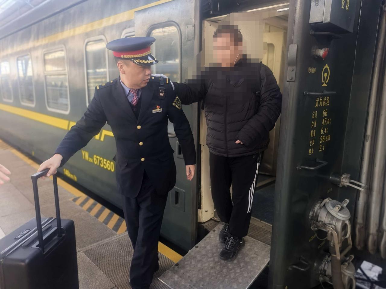 坐火车遇到的暖心事宜昌东到北京西的T50次列车上，一位视觉障碍小伙子坐车，从