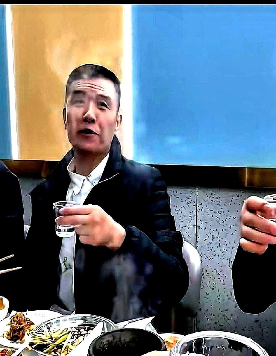 王长贵一个月退休金4815块，很多人还在琢磨这钱怎么花，人家一晚上直播就挣出来了