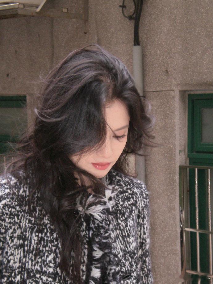 好萌啊，找不到人甚至还抬头往天上瞅，好奇心很强的小女孩一枚张婧仪哪有人啊