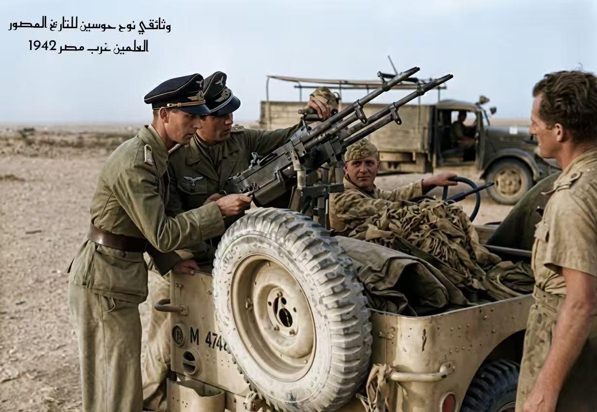 1942年，北非战场上的埃及西部阿拉曼地区，北非，德国空军士兵正驾驶一辆缴获来的