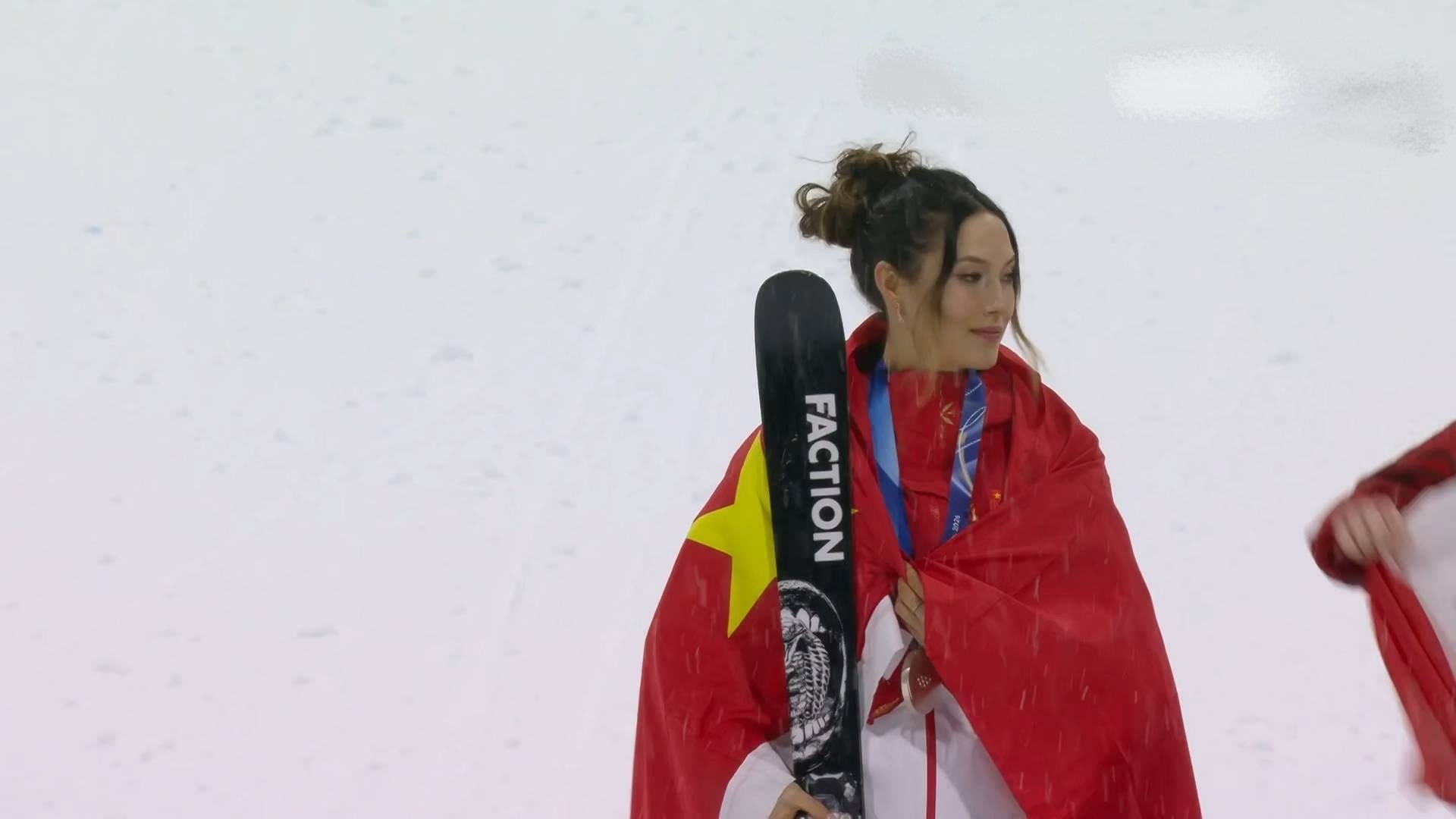 谷爱凌大跳台银牌逆风绽放，依旧耀眼！面对风雪与压力，谷爱凌第三跳强势逆袭，稳稳拿