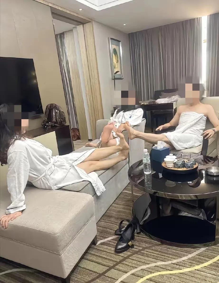 俗话说，女人心思别瞎猜，猜来猜去也难明白。三个闺蜜凑一块儿比脚丫子，你猜猜这是为