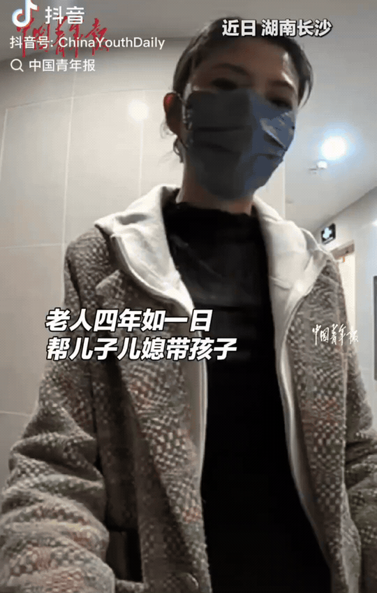 湖南长沙，唐女士偶然发现家里的门锁有自动拍摄功能。她翻看拍下的视频，瞬间被感动了