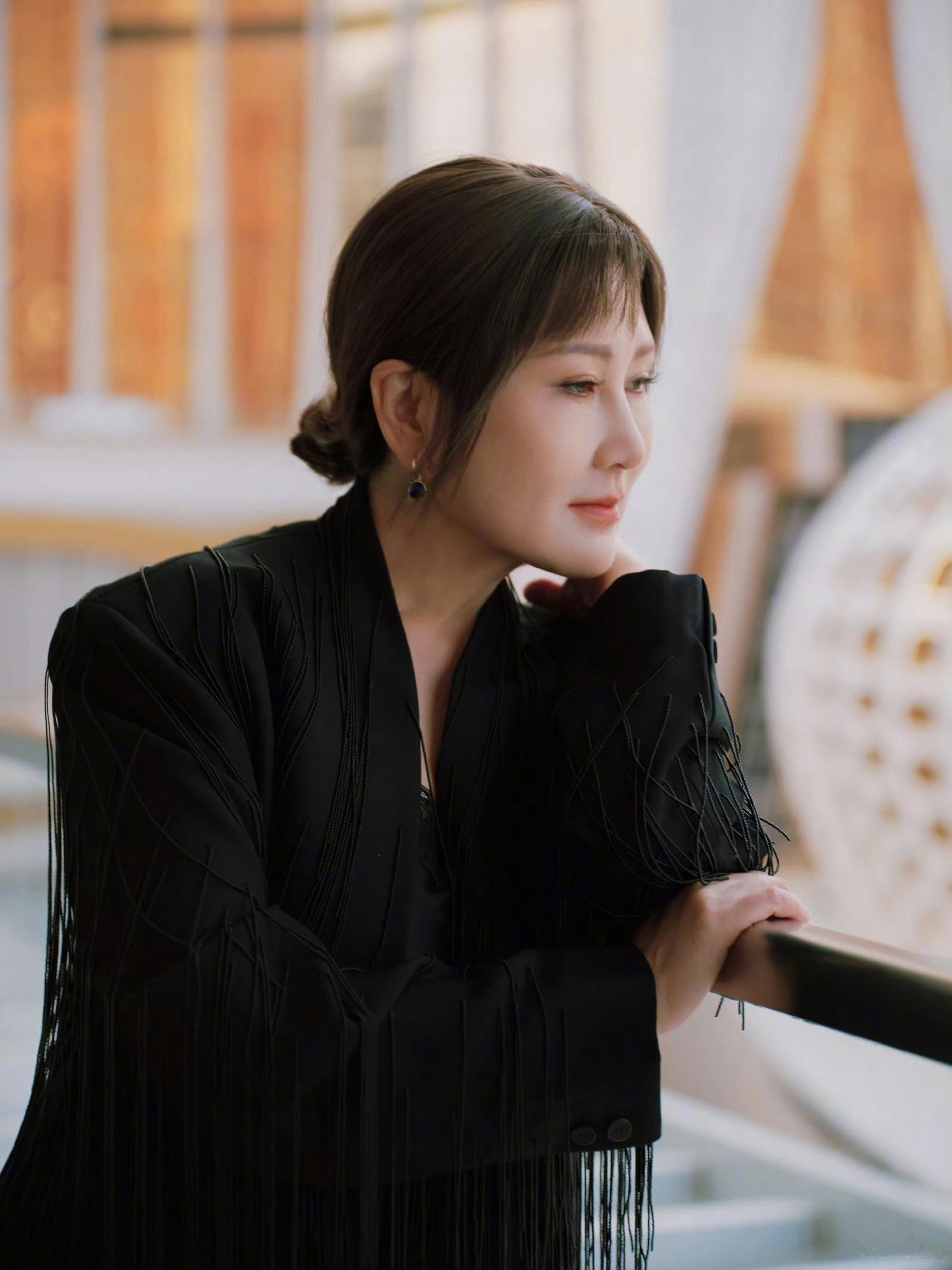 这居然是张凯丽谁能想到这组又酷又飒的黑丝流苏西装大片主角是凯丽老师啊！一改以