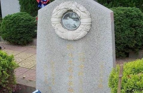 1938年，台儿庄战役，这场杀的天昏地暗的战斗一直持续到夜晚。当民兵去收拾战场时