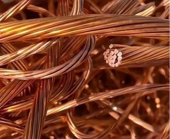 美国这次蒙了，美国大量囤积了铜，把铜价炒上天去了，可美国万万没料到，中国根本不按