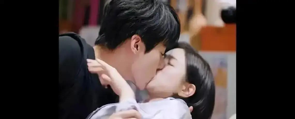 刚打开视频，一口茶差点没喷出来。42岁的陈妍希，正抱着23岁的周柯宇在沙发