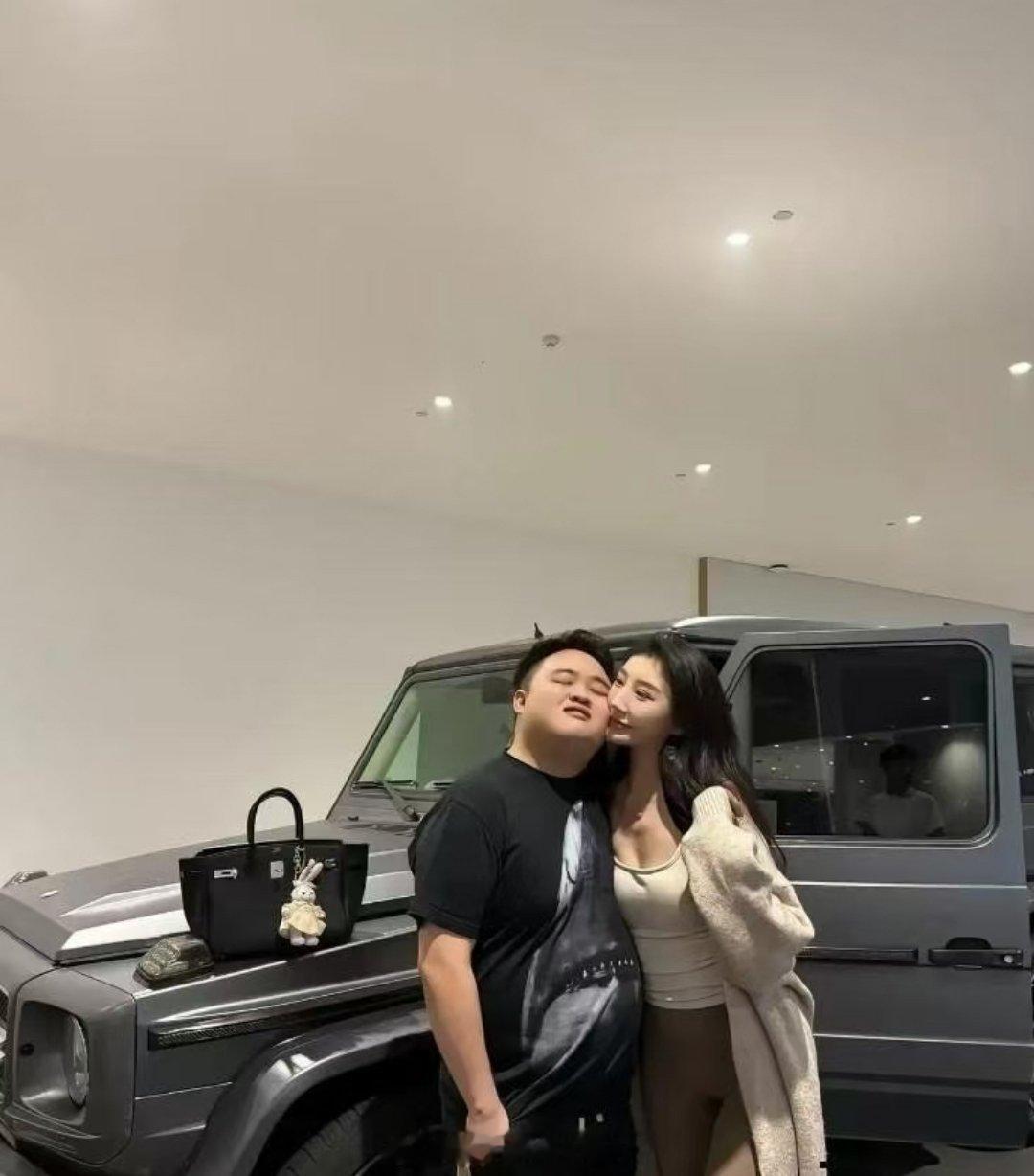 我没猜错的话，小伙子，你这车不得几十万呀？不然那女生咋能那么高兴呢。