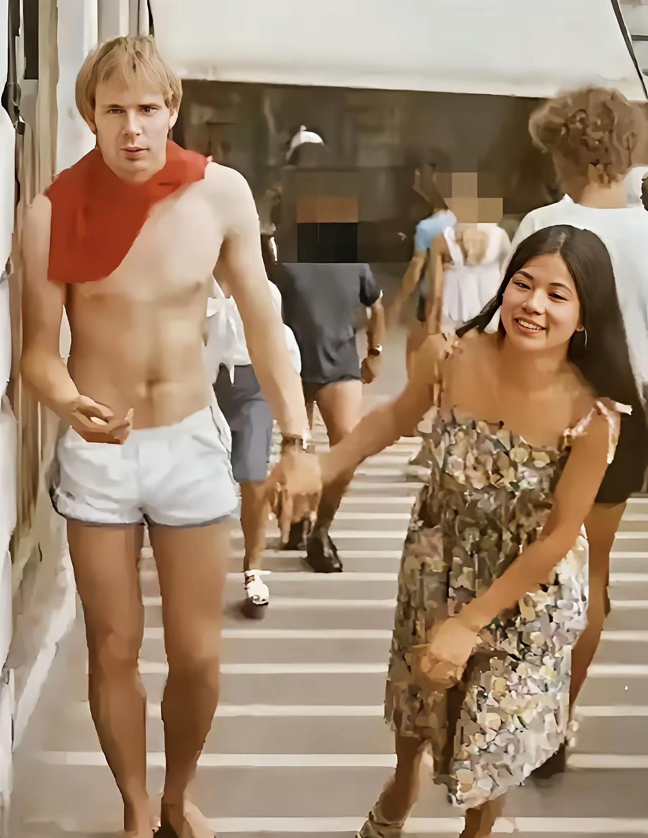 这是1979年，翁美玲与男友逛街时的照片。当时的翁美玲只有二十岁，穿着连衣裙，