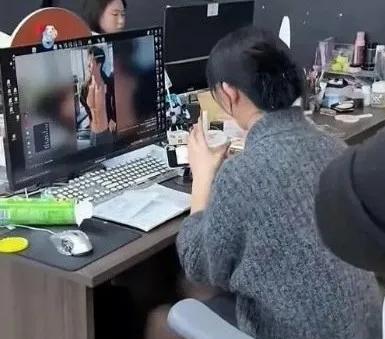 太明目张胆了吧[笑着哭]