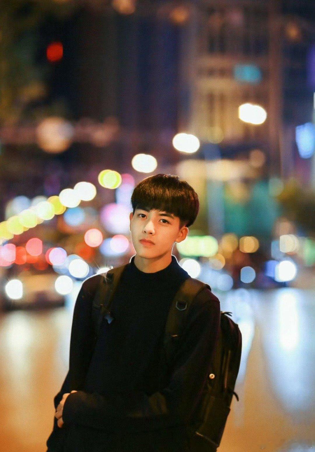 16岁的龙龙就已经帅得格外突出！宋威龙​​​