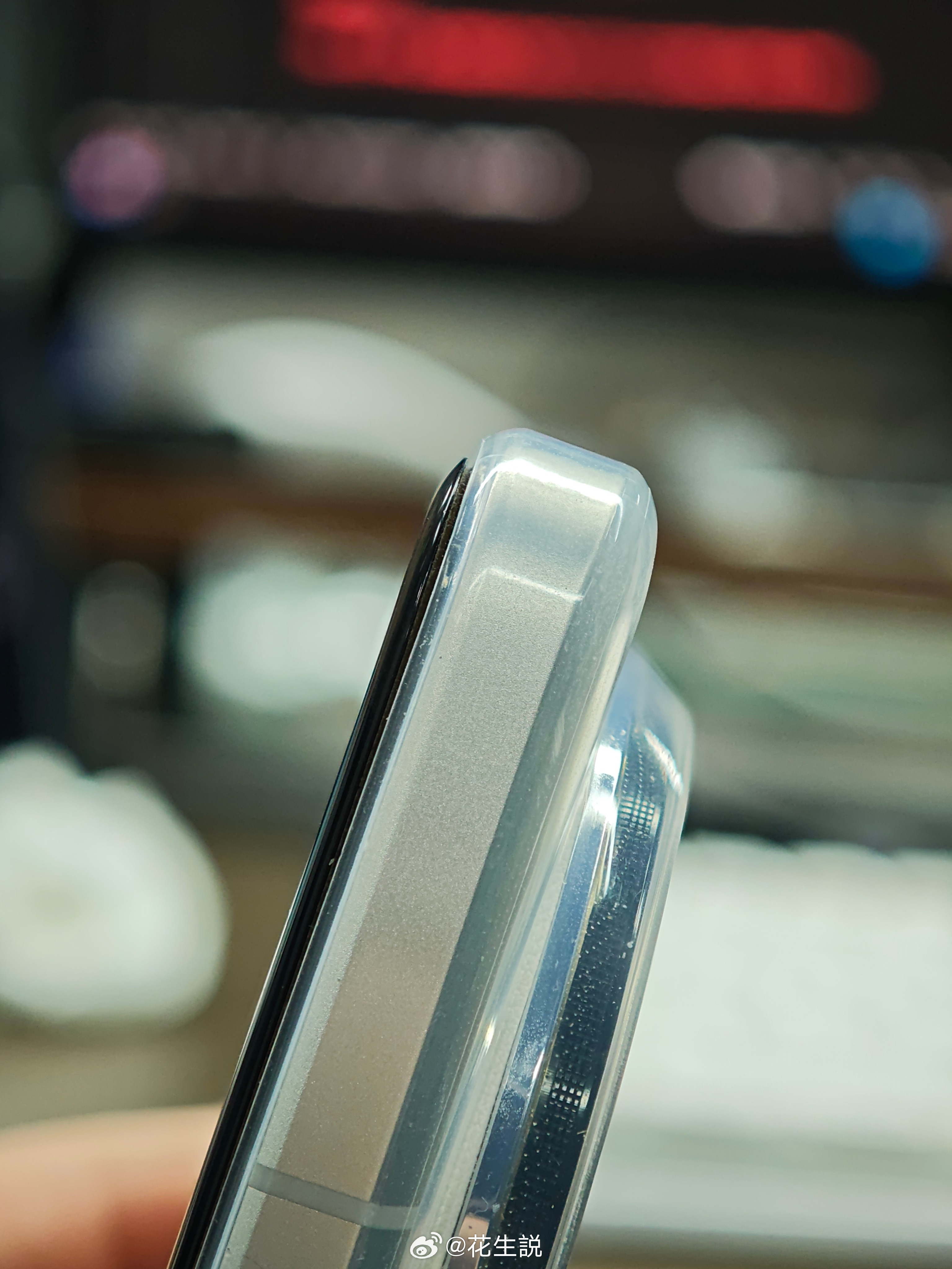 第三方的手机壳+钢化膜居然实现了无缝衔接（还是有缝只不过从膜到壳几乎没有高度差）