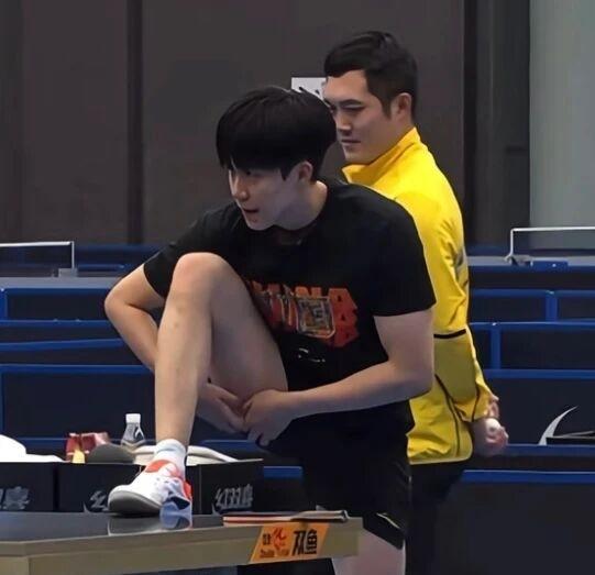 王楚钦的“御用”体能教练“五竹叔”——杨鹏煊已经回归团队，目前正在成都基地陪同他