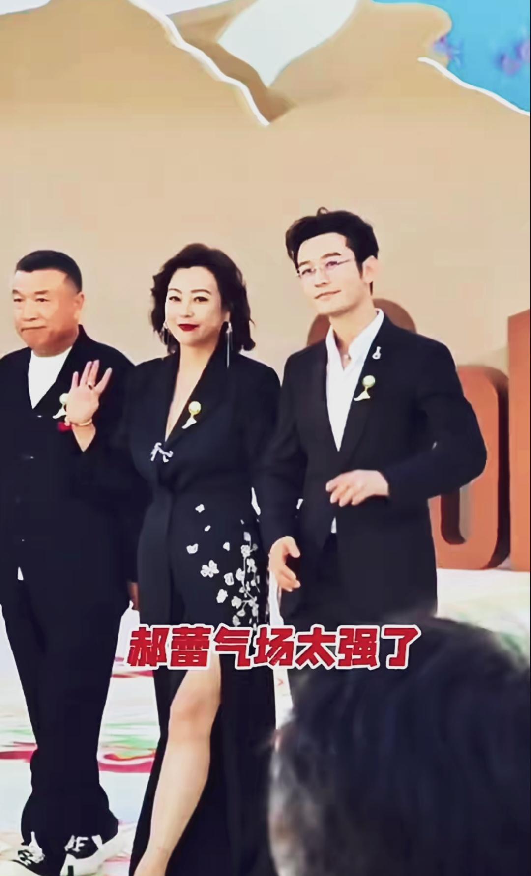 郝蕾黄晓明同走红毯，藏青色提花衣服配高开叉长裙，大秀美腿。气场全开。大明星黄晓明