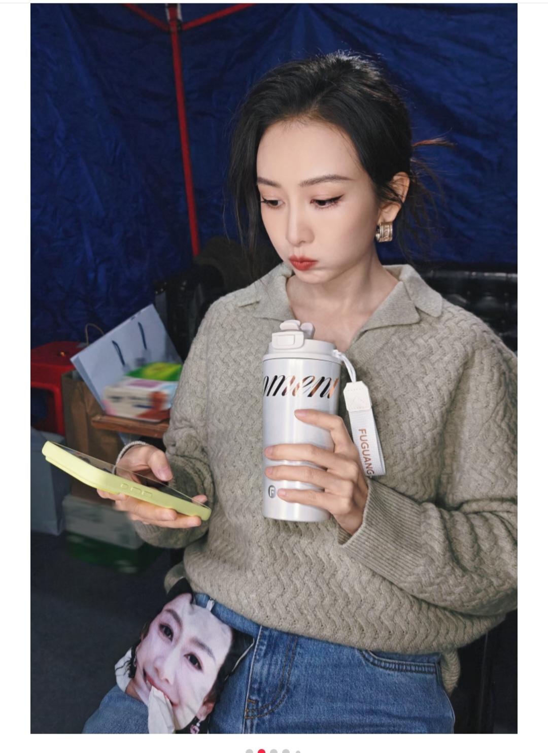 王鸥，很流行这样随身携带的纸巾盒。