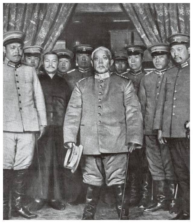 1902年袁世凯母亲去世，兄长袁世敦却身穿一身红衣现身，一副得意的样子站在老袁面