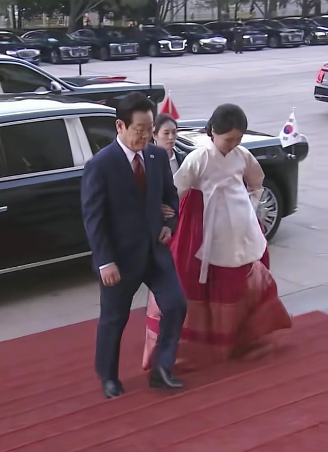 1月5日，金惠景女士到访人民大会堂时，选择了一身传统韩服亮相，红裙白上衣的搭配端