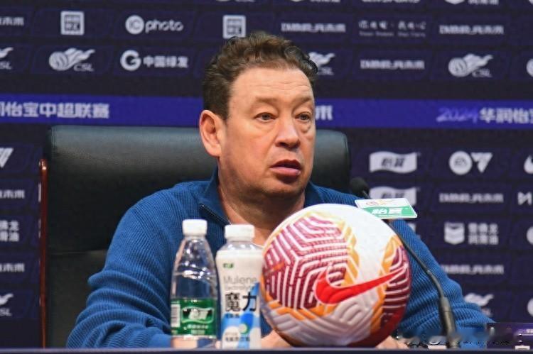 记者曝斯卢茨基今天早上乘机离开中国返回莫斯科，于汉超等人送行北京时间8