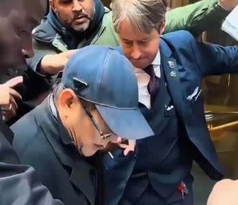 纽约街头彻底失控了。主角竟是62岁的李连杰。他一身西装墨镜刚现身