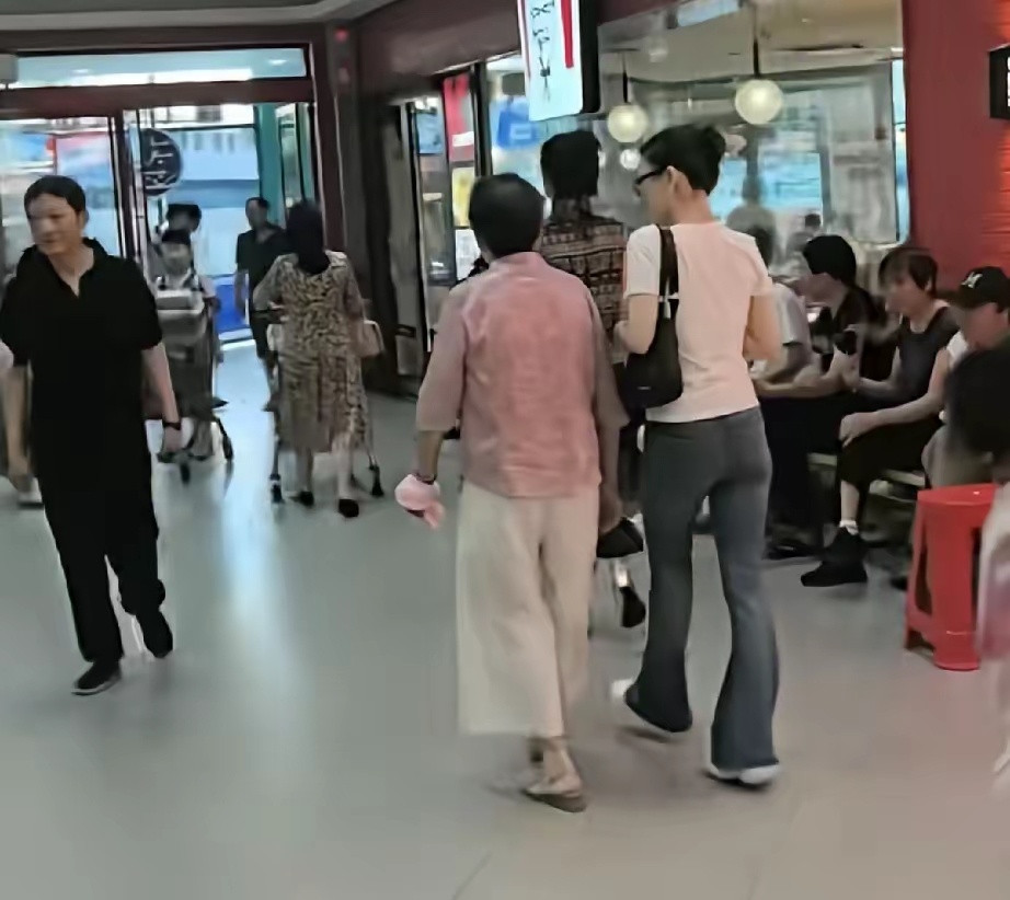 7月31日晚上，方媛在安徽芜湖南陵县的大润发陪老人逛街，她身材颜值看着...