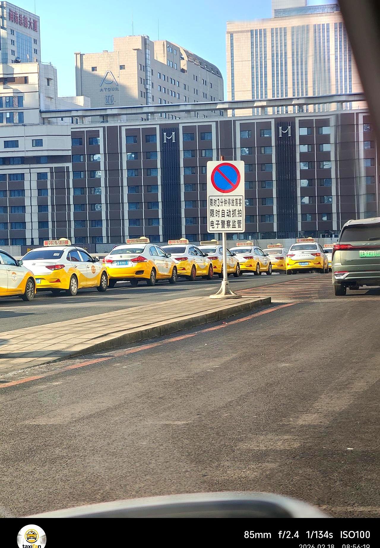 大年初二沈阳北站，出租车还排着长队等客，有人就纳闷：干嘛不上街转悠找活儿呢？说