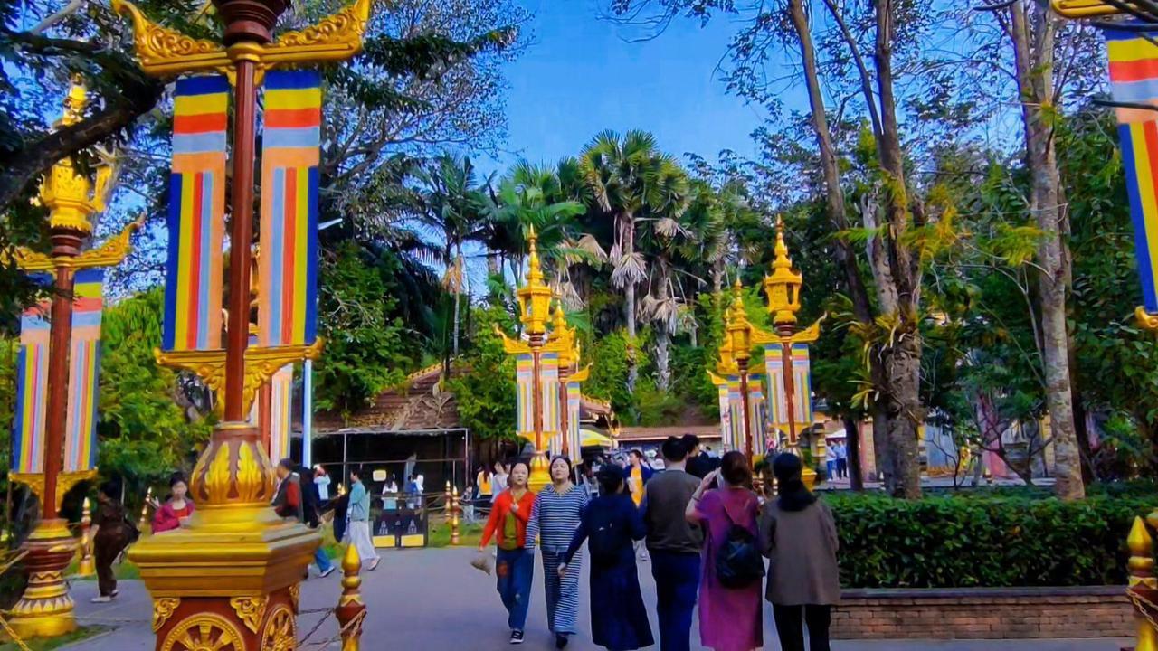 🕌在西双版纳，这座北回归线上的沙漠绿洲里，总佛寺是最耀眼的金色殿堂。它始建于公