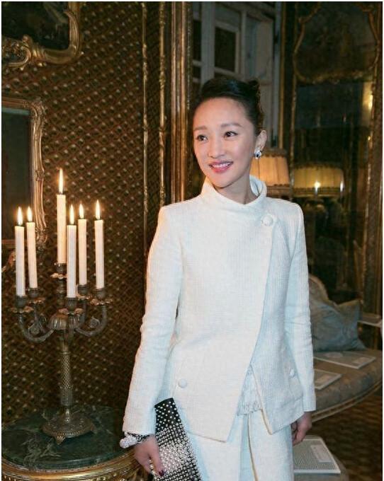 周迅成香奈儿代言人，气质超棒！一身白造型尽显优雅高贵，白丝袜都穿出国际范