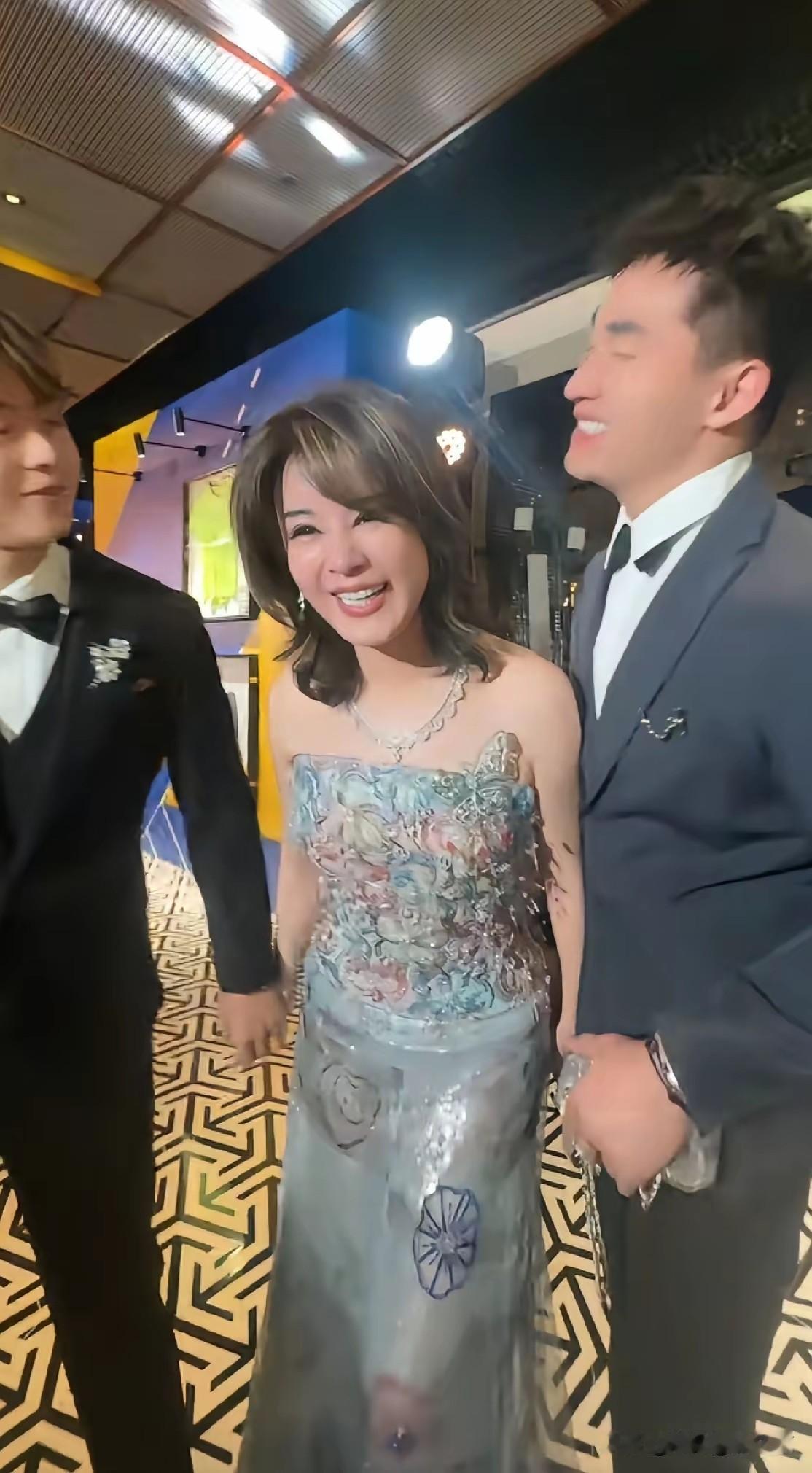 五十多岁的阿姨，简直就像一朵“老来俏”的花，居然同时被两位年轻帅气的小伙亲吻，这