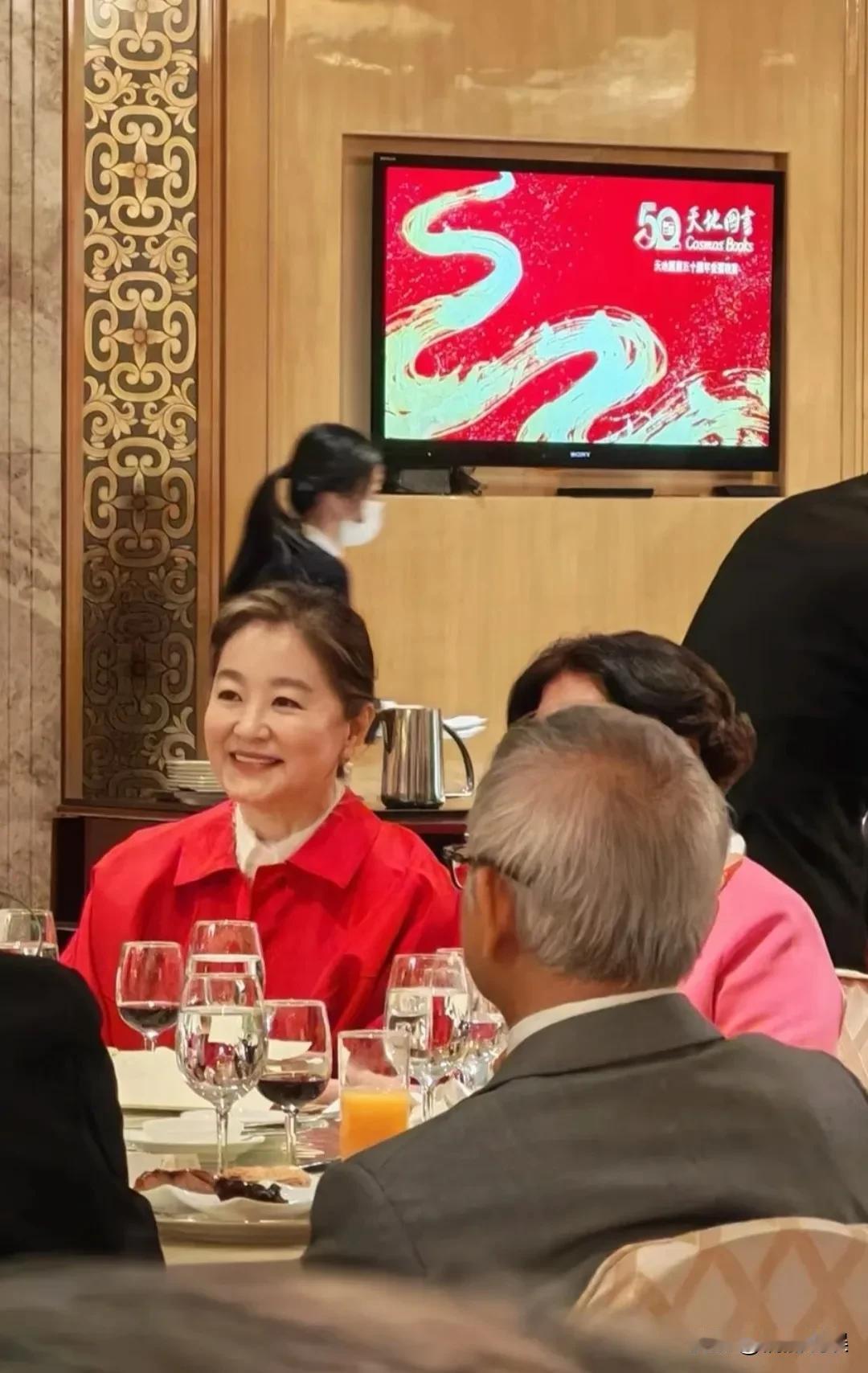 看了林青霞的近照，这真的是保养的天花板了啊，这哪像是七十出头的老人，看起来最多也