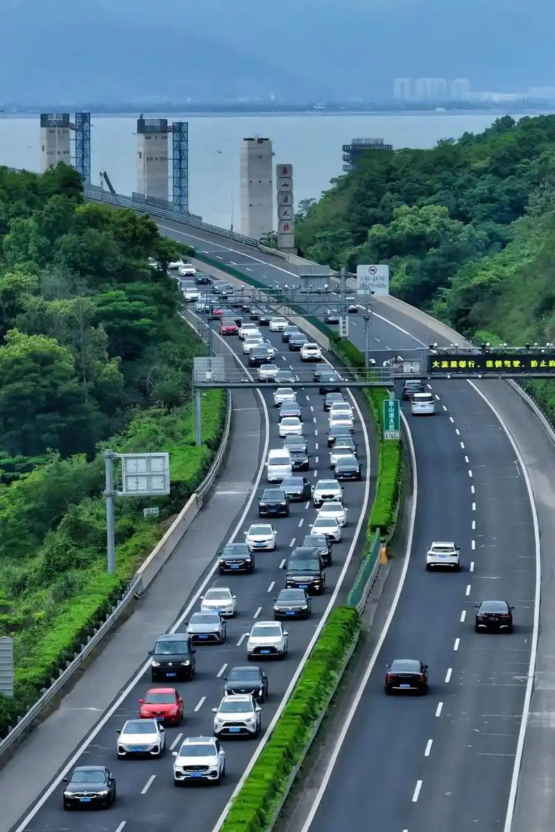 新国标电动车的限速是件好事，也符合老百姓出行在外的安全保障。交通安全执法应该