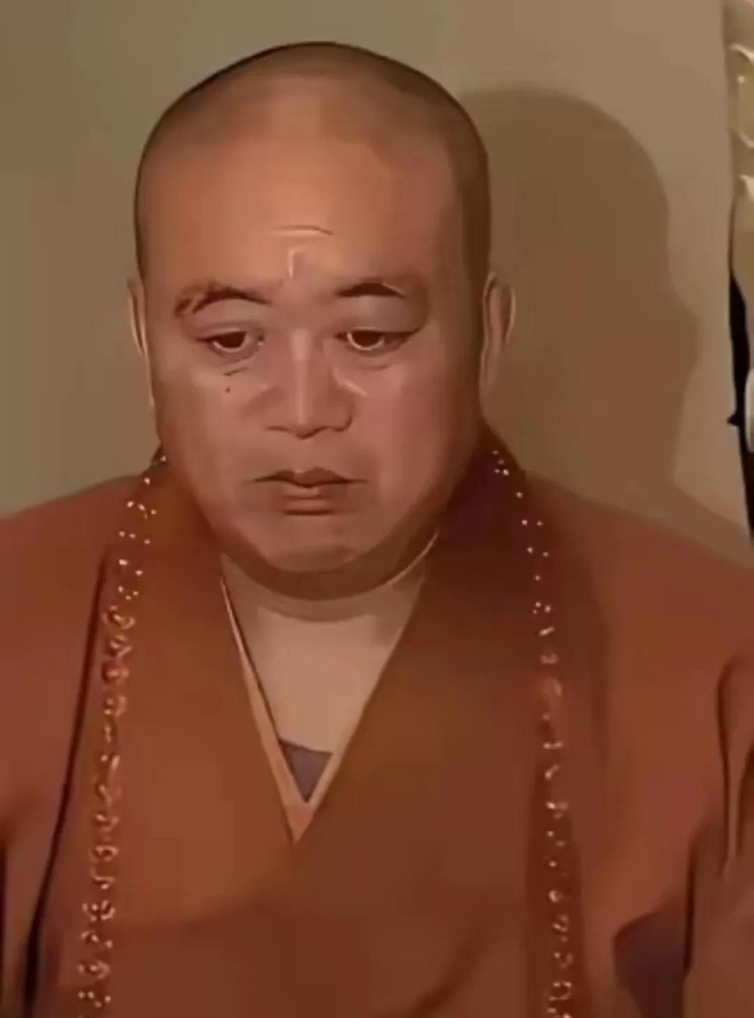 少林方丈释永信，收押前突然有了预感。茶饭不思，面对着美味佳肴。突然一脸的忧愁
