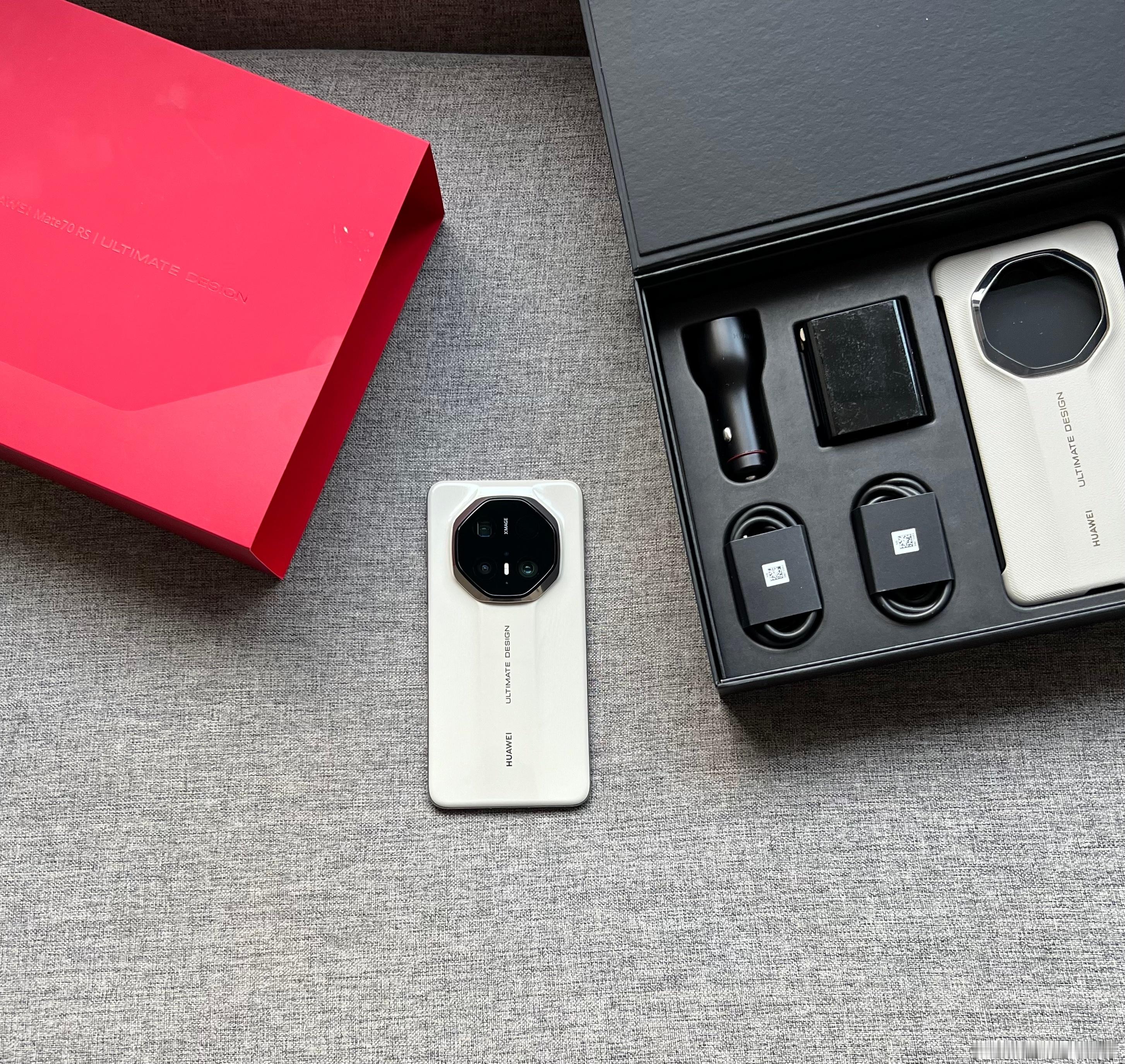 华为Mate70RS非凡大师16+1TB皓白，屏幕细小划痕，中框小磕碰