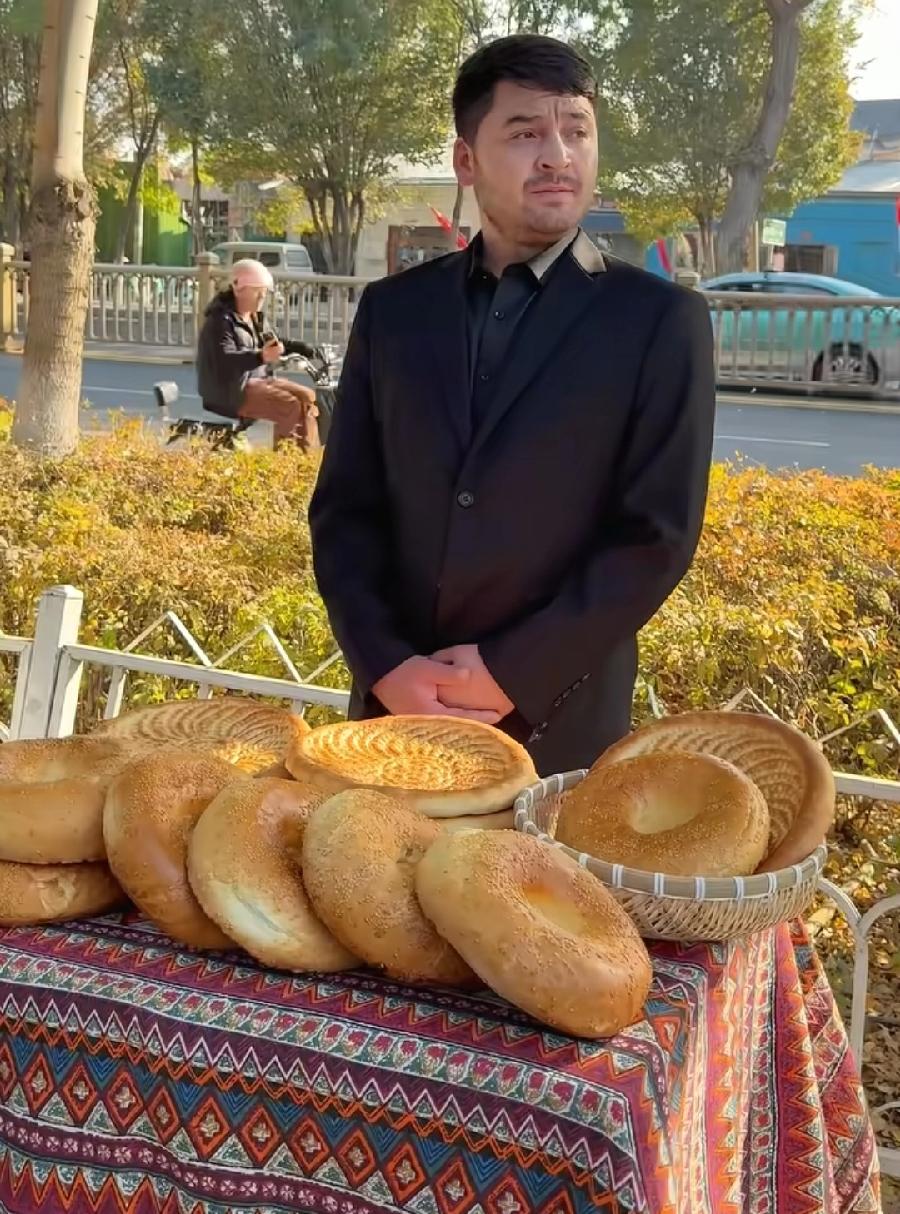 新疆打馕斯基与泽连斯基,长得太像了,年龄也差不多,穿衣再一样,简直就是双胞胎兄弟