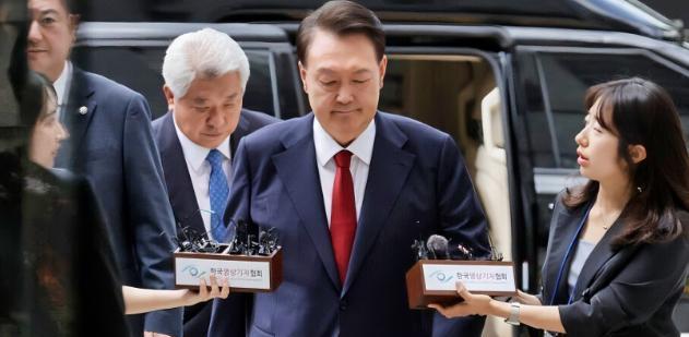 尹锡悦愁坏了当地时间9日下午，尹锡悦抵达法院，在这里首尔中央地方法院就韩国特检