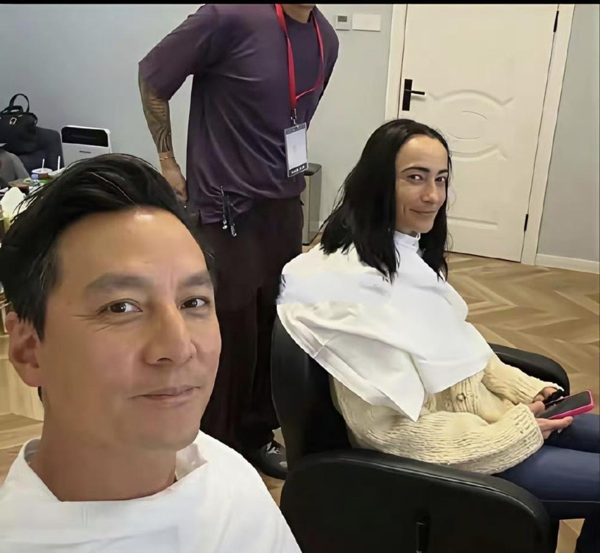 吴彦祖刚切完洋葱。手背沾着酱油渍，砧板上的三文鱼闪着油光。这不是电影镜头——