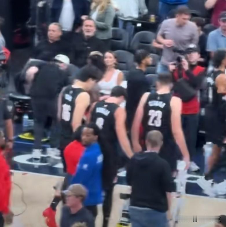 阿夫迪亚拼到场边站不起来给杨瀚森深深的上了一课！组织进攻一把抓，真是球球往篮下杀