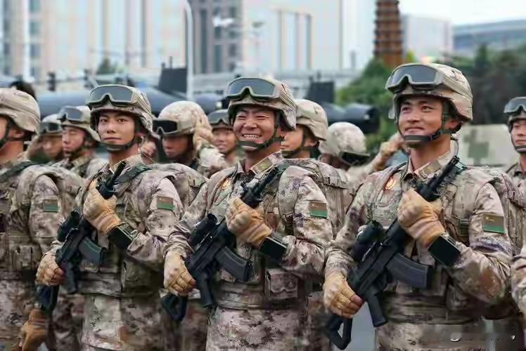 部队待遇越来越好，为何两年兵越来越多？真相没人敢直说去年在济南征兵点碰到过